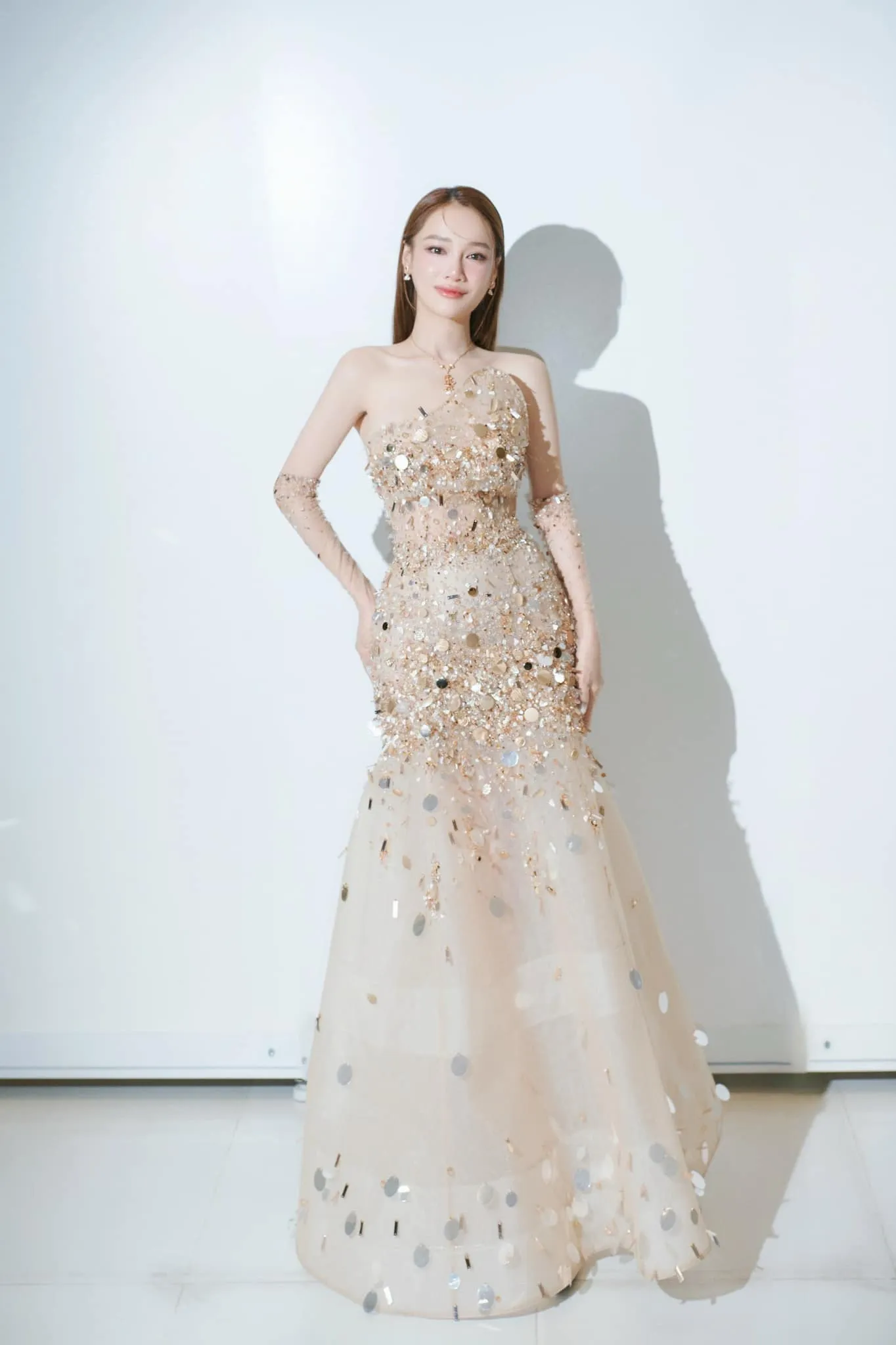 Nhã Phương tỏa sáng nhẹ nhàng qua ánh nhìn đầy quyến rũ Nhã Phương tỏa sáng nhẹ nhàng qua ánh nhìn đầy quyến rũ