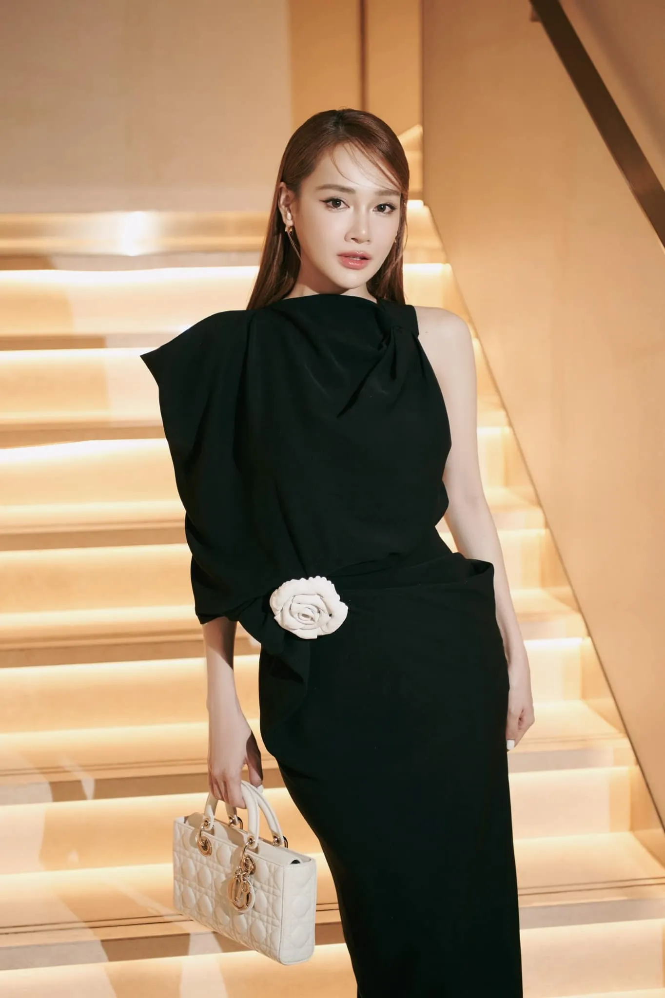 Nhã Phương tỏa sáng với vẻ đẹp dịu dàng và thu hút Nhã Phương tỏa sáng với vẻ đẹp dịu dàng và thu hút
