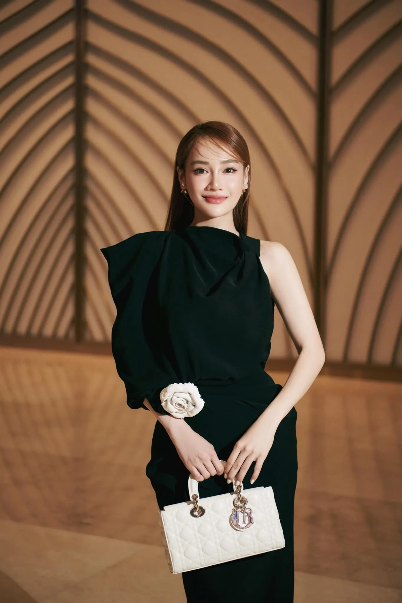 Nhã Phương sở hữu thần thái đầy cuốn hút và tự tin Nhã Phương sở hữu thần thái đầy cuốn hút và tự tin