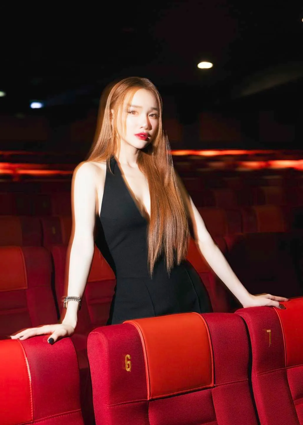 Nhã Phương tạo sự cuốn hút mạnh mẽ qua nụ cười ngọt ngào Nhã Phương tạo sự cuốn hút mạnh mẽ qua nụ cười ngọt ngào