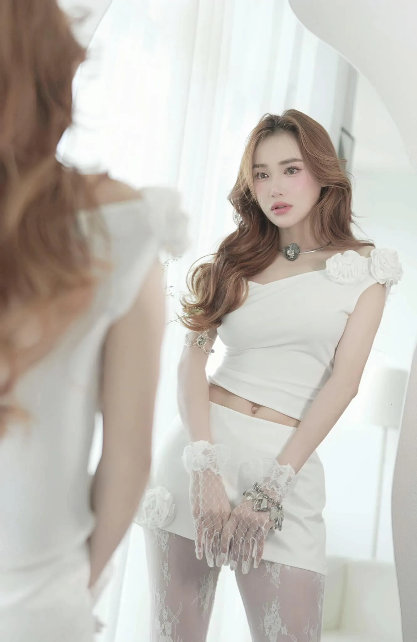Nhã Phương tỏa ra sự quyến rũ mạnh mẽ qua từng biểu cảm Nhã Phương tỏa ra sự quyến rũ mạnh mẽ qua từng biểu cảm