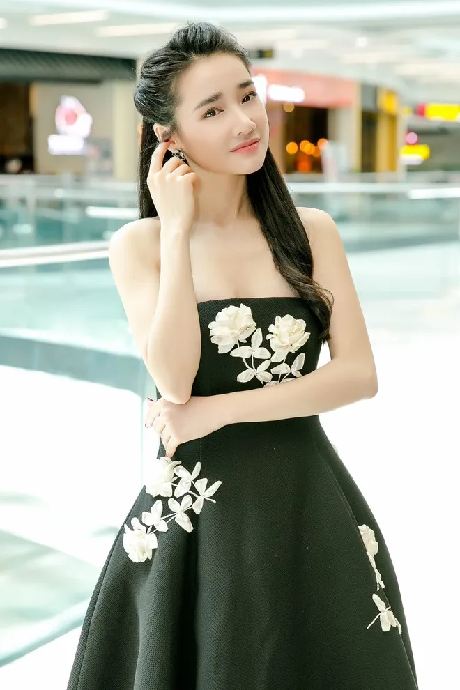 Nhã Phương tạo điểm nhấn mạnh mẽ với thần thái dịu dàng Nhã Phương tạo điểm nhấn mạnh mẽ với thần thái dịu dàng