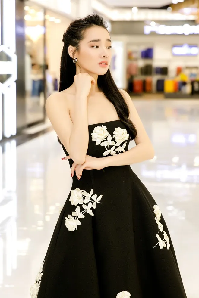 Nhã Phương tỏa sáng qua ánh mắt quyến rũ và thu hút Nhã Phương tỏa sáng qua ánh mắt quyến rũ và thu hút