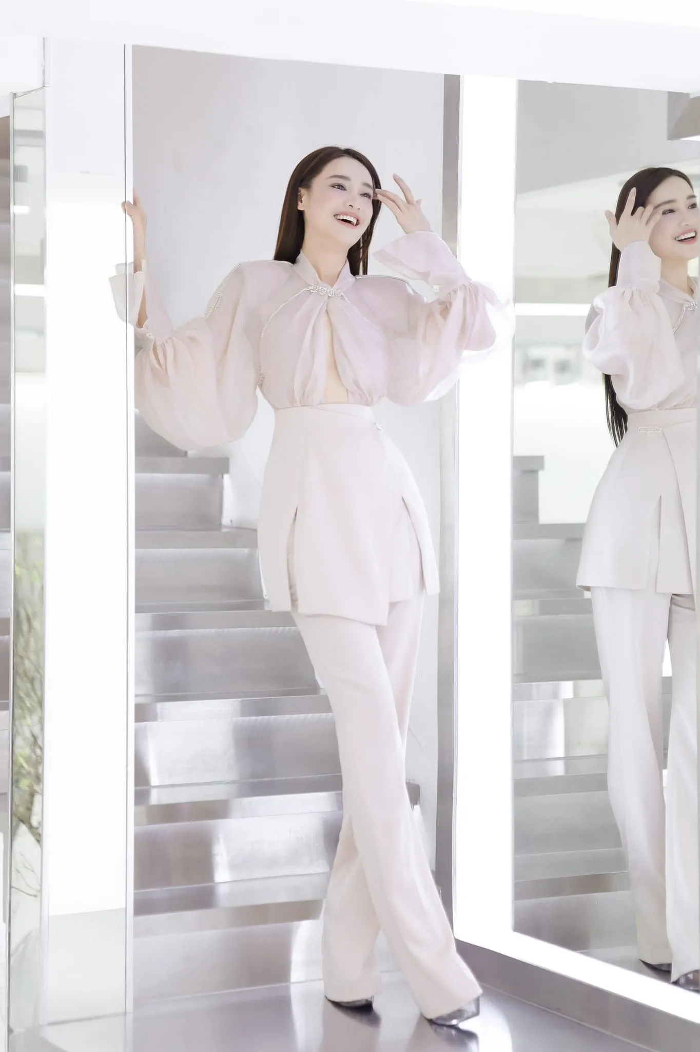 Nhã Phương mang đến sự cuốn hút qua từng biểu cảm Nhã Phương mang đến sự cuốn hút qua từng biểu cảm