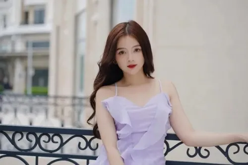 Lê Lý Lan Hương mang đến cảm giác dễ thương và gần gũi. Lê Lý Lan Hương mang đến cảm giác dễ thương và gần gũi.
