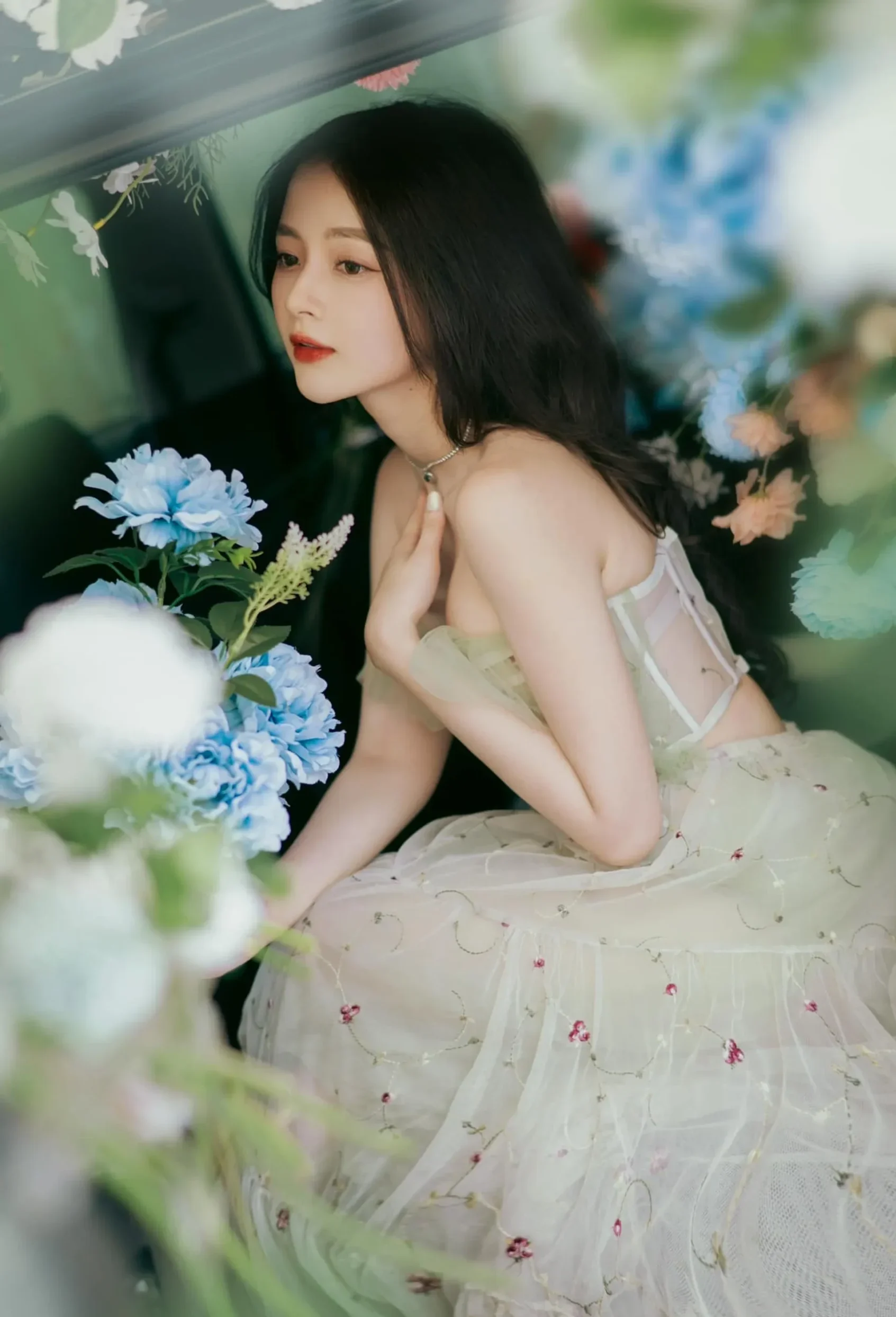 Vẻ đẹp đầy sức hút của Lê Lý Lan Hương Vẻ đẹp đầy sức hút của Lê Lý Lan Hương