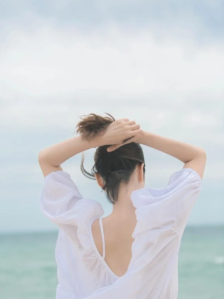 Ảnh cô gái quay lưng đẹp, tạo nét quyến rũ và huyền bí.