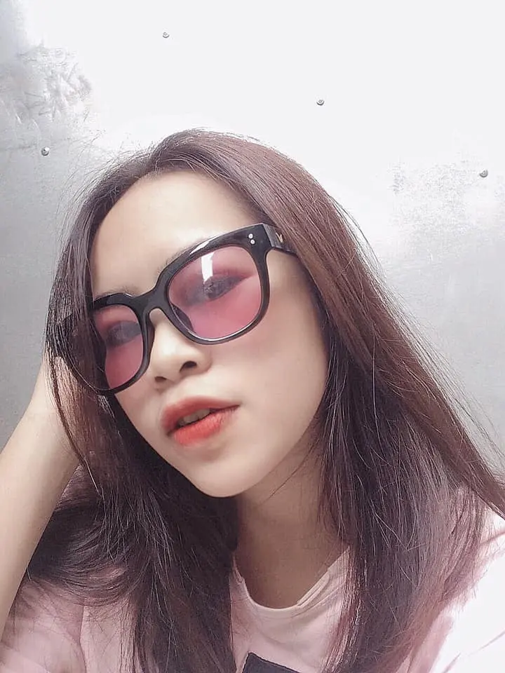Gái xinh tóc dài đeo kính với phong thái tự nhiên. Gái xinh tóc dài đeo kính với phong thái tự nhiên.