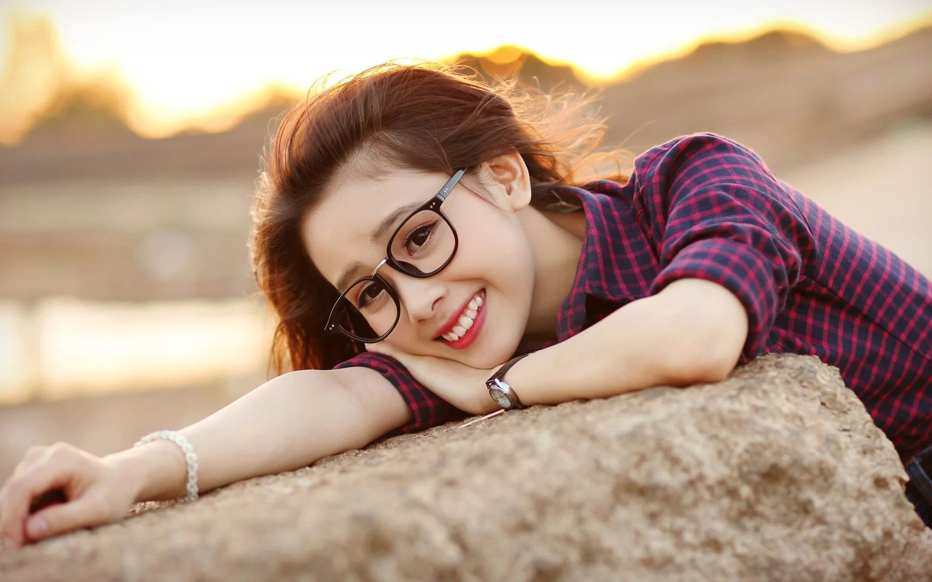 Gái xinh tóc dài đeo kính phong cách dịu dàng. Gái xinh tóc dài đeo kính phong cách dịu dàng.