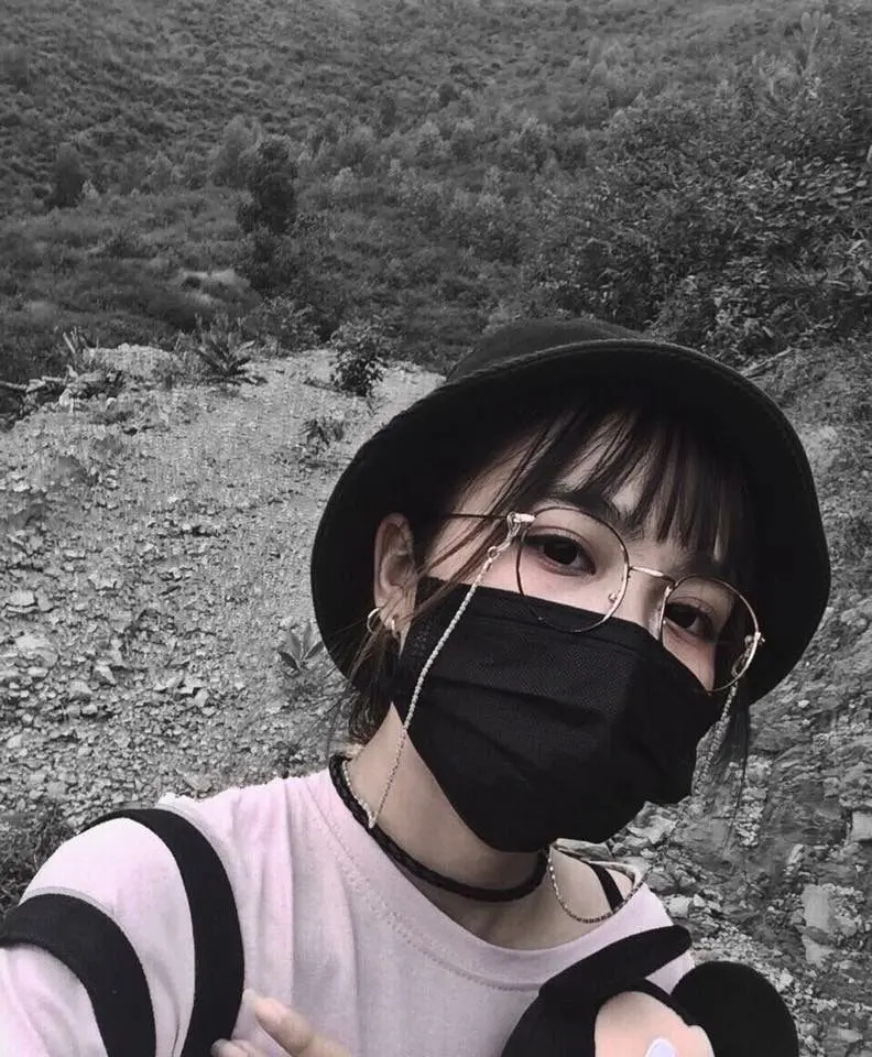 Ảnh gái xinh tóc dài đeo kính đầy nữ tính. Ảnh gái xinh tóc dài đeo kính đầy nữ tính.