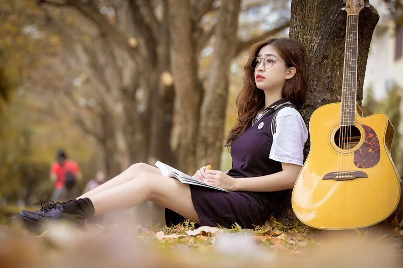 Ảnh gái xinh tóc ngắn đeo kính đầy sức sống. Ảnh gái xinh tóc ngắn đeo kính đầy sức sống.