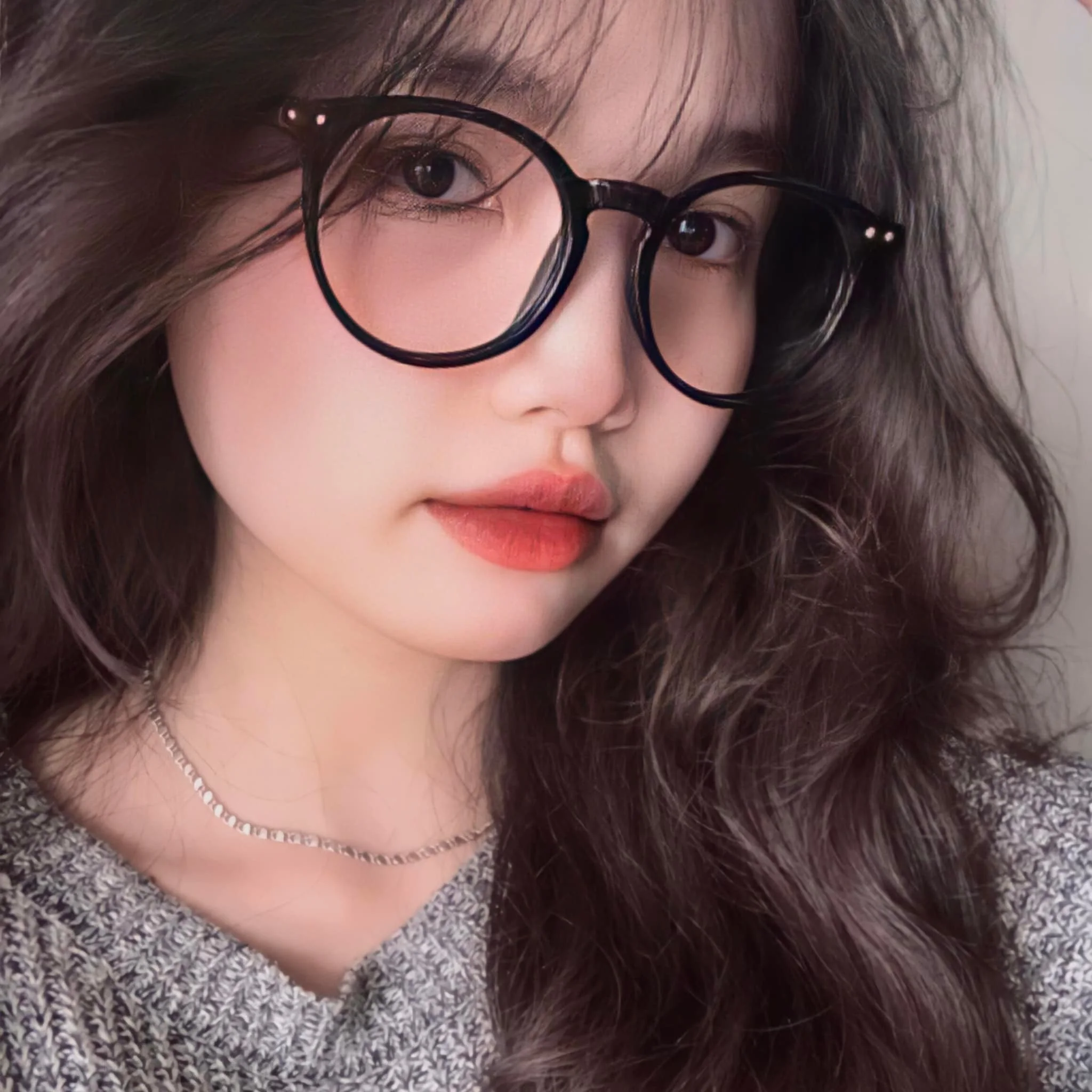 Gái xinh tóc ngắn đeo kính - phong cách khác biệt. Gái xinh tóc ngắn đeo kính - phong cách khác biệt.