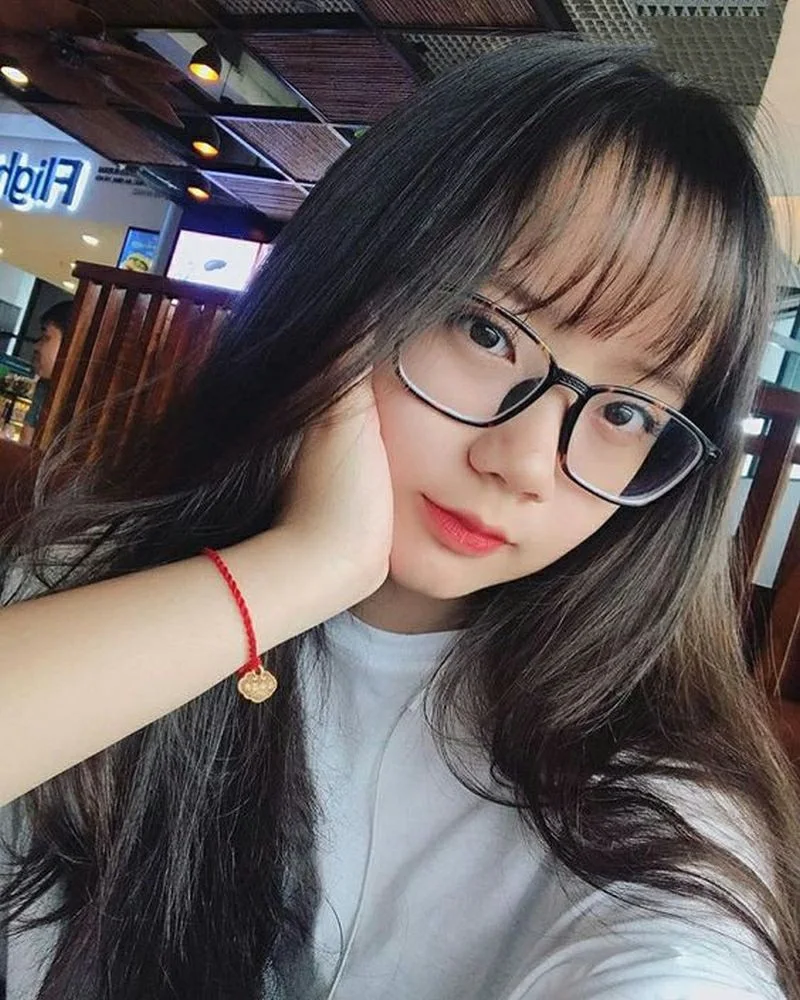 Vẻ ngoài phá cách của gái xinh tóc ngắn đeo kính. Vẻ ngoài phá cách của gái xinh tóc ngắn đeo kính.