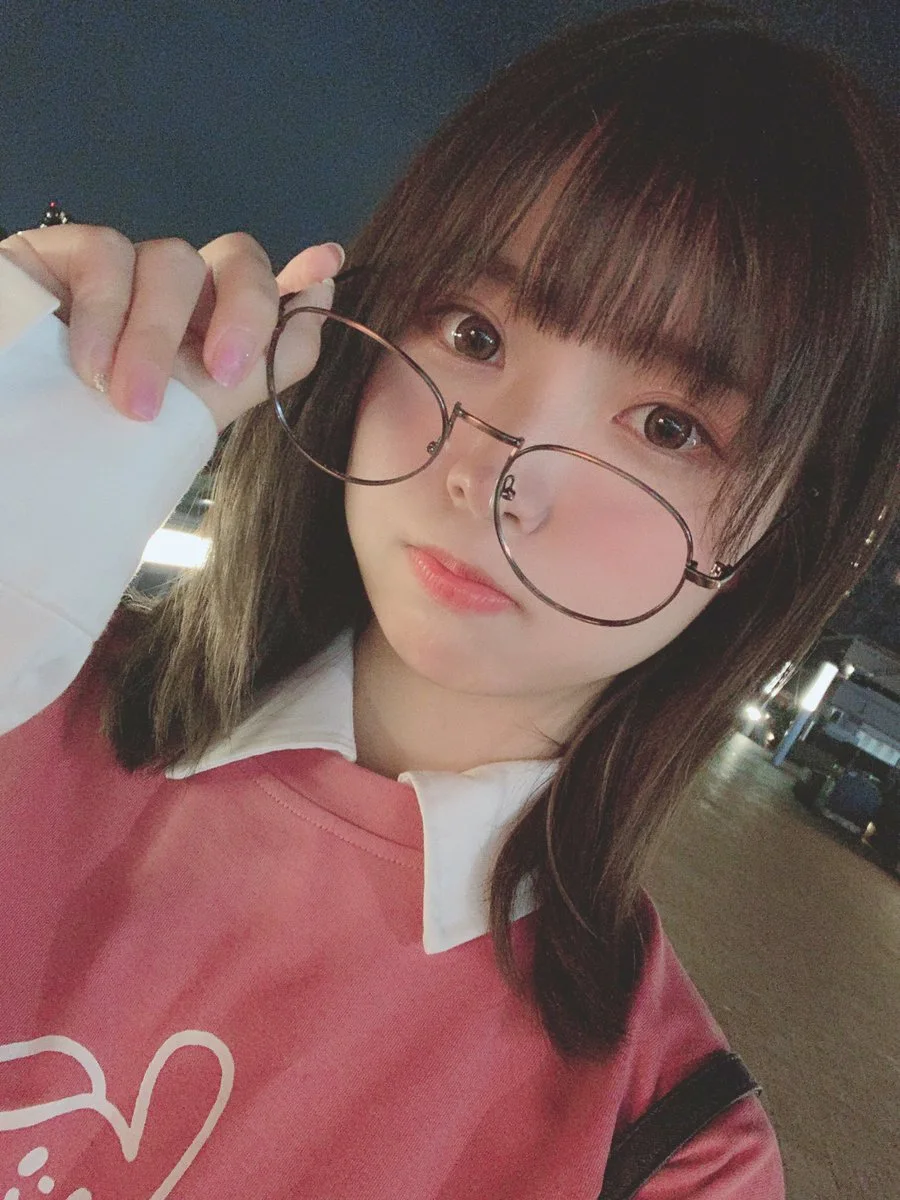 Phong cách tự tin từ gái xinh tóc ngắn đeo kính. Phong cách tự tin từ gái xinh tóc ngắn đeo kính.