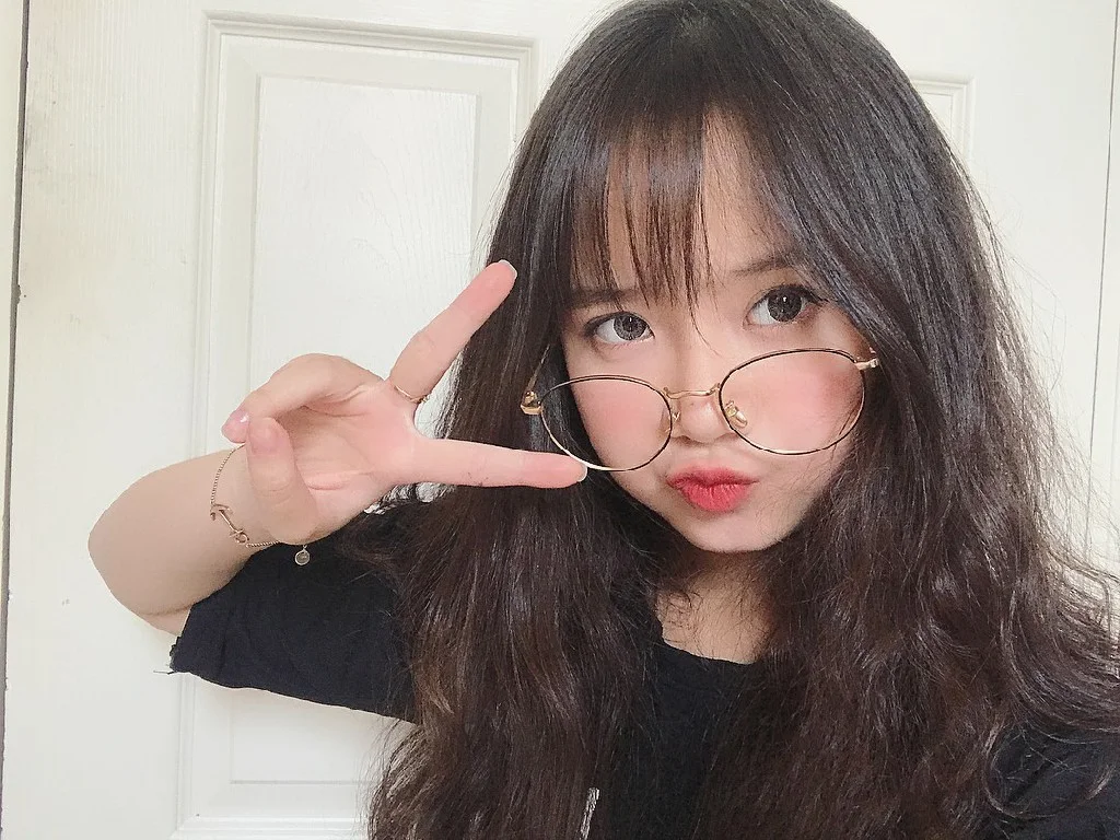 Vẻ ngọt ngào của gái xinh cute đeo kính. Vẻ ngọt ngào của gái xinh cute đeo kính.