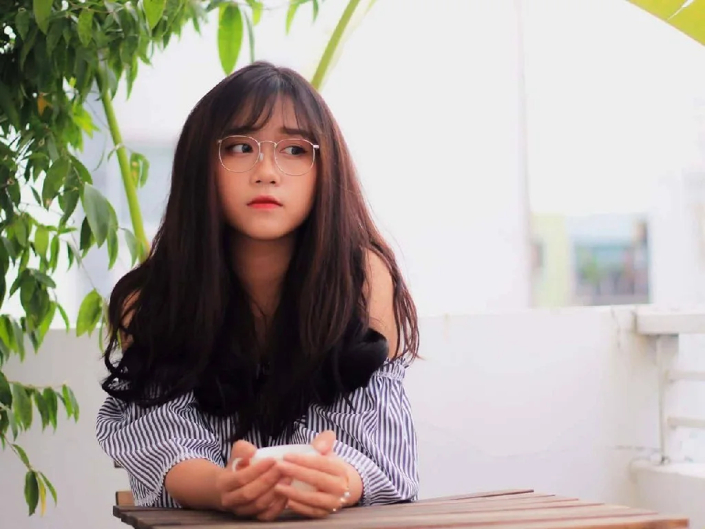 Phong cách sang trọng từ gái xinh đeo mắt kính. Phong cách sang trọng từ gái xinh đeo mắt kính.