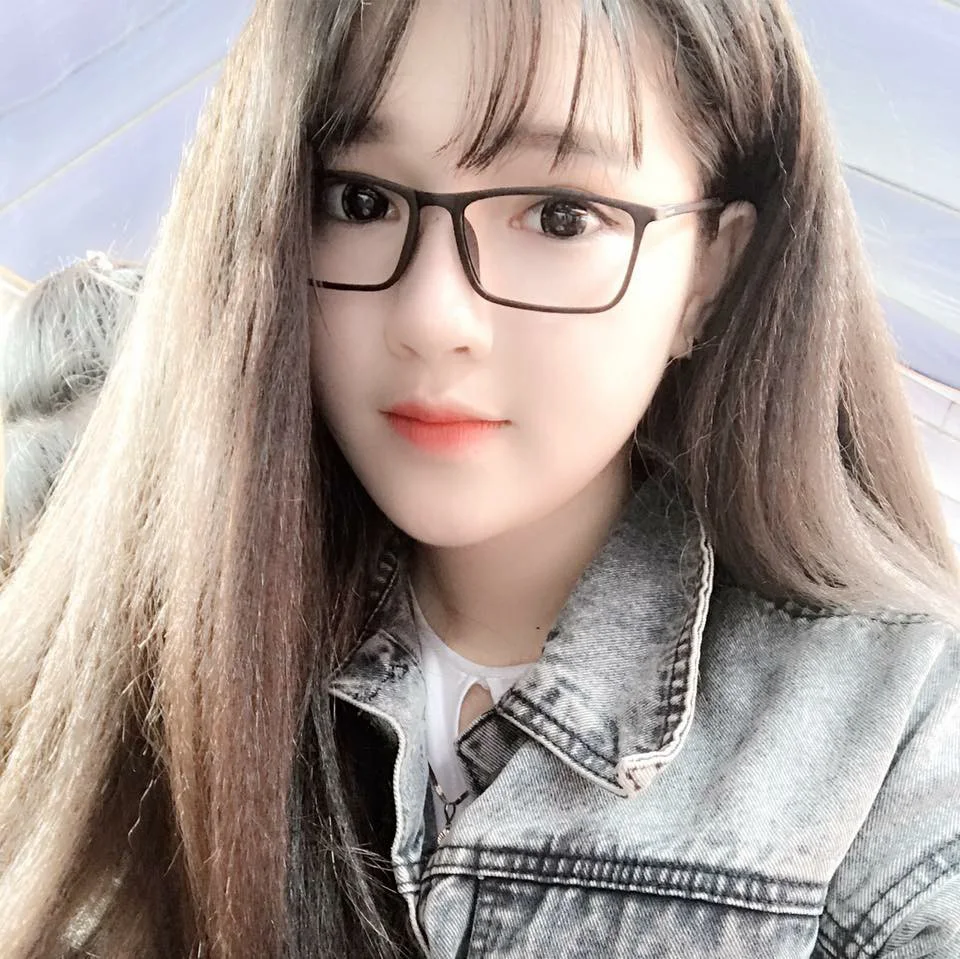 Ảnh gái xinh đeo mắt kính khiến người xem say đắm. Ảnh gái xinh đeo mắt kính khiến người xem say đắm.
