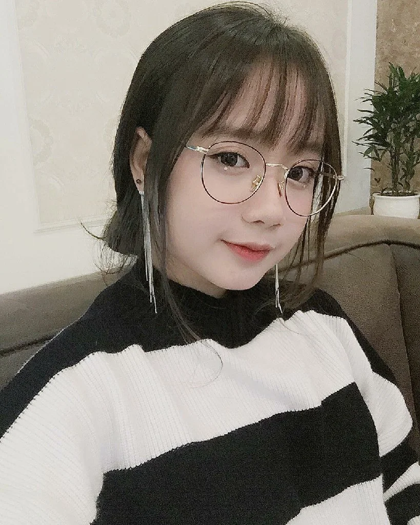 Ảnh gái xinh đeo mắt kính cá tính và phong cách. Ảnh gái xinh đeo mắt kính cá tính và phong cách.
