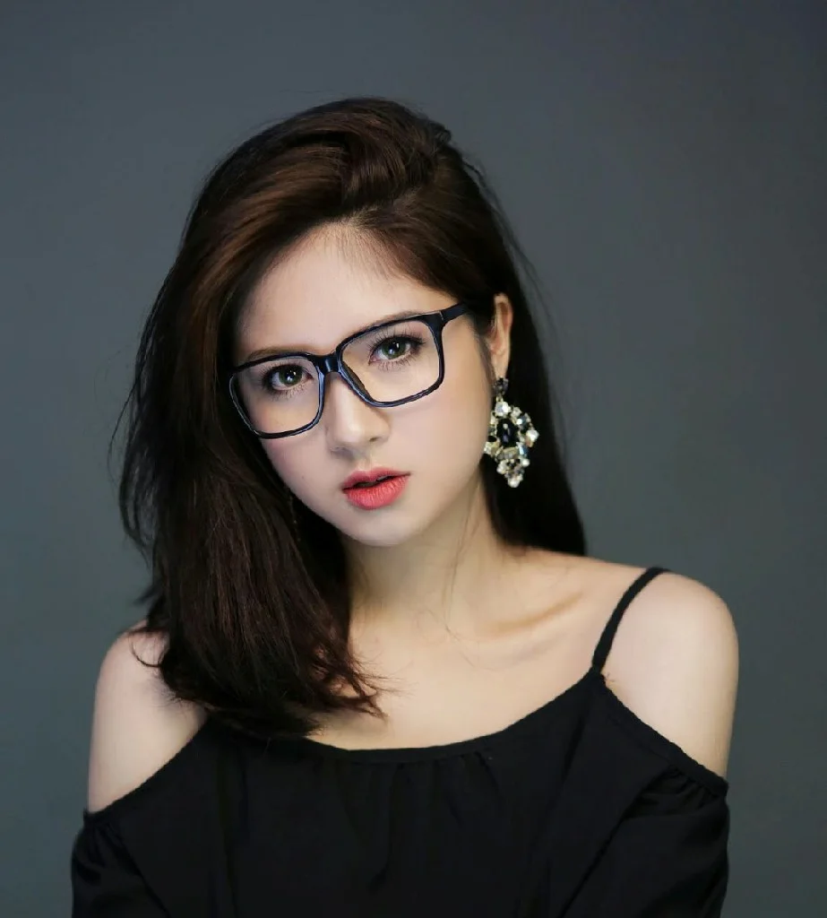 Ảnh gái xinh đeo mắt kính khiến bạn không thể rời mắt. Ảnh gái xinh đeo mắt kính khiến bạn không thể rời mắt.