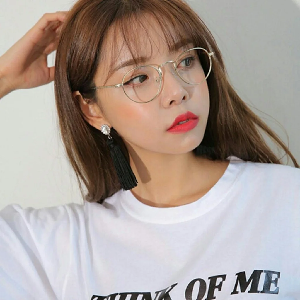 Phong cách trẻ trung của gái xinh đeo kính mặc váy ngắn. Phong cách trẻ trung của gái xinh đeo kính mặc váy ngắn.