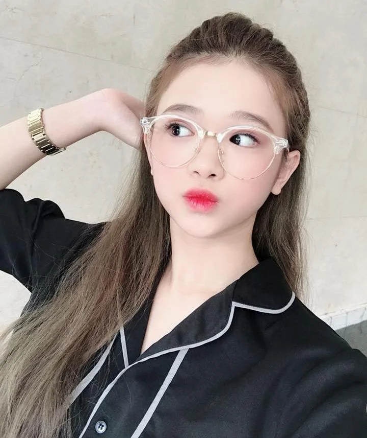 Ảnh gái xinh đeo kính mặc váy ngắn khiến người xem khó rời mắt. Ảnh gái xinh đeo kính mặc váy ngắn khiến người xem khó rời mắt.