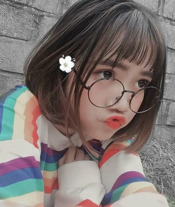 Vẻ ngoài trẻ trung từ gái xinh đeo kính mặc váy ngắn. Vẻ ngoài trẻ trung từ gái xinh đeo kính mặc váy ngắn.