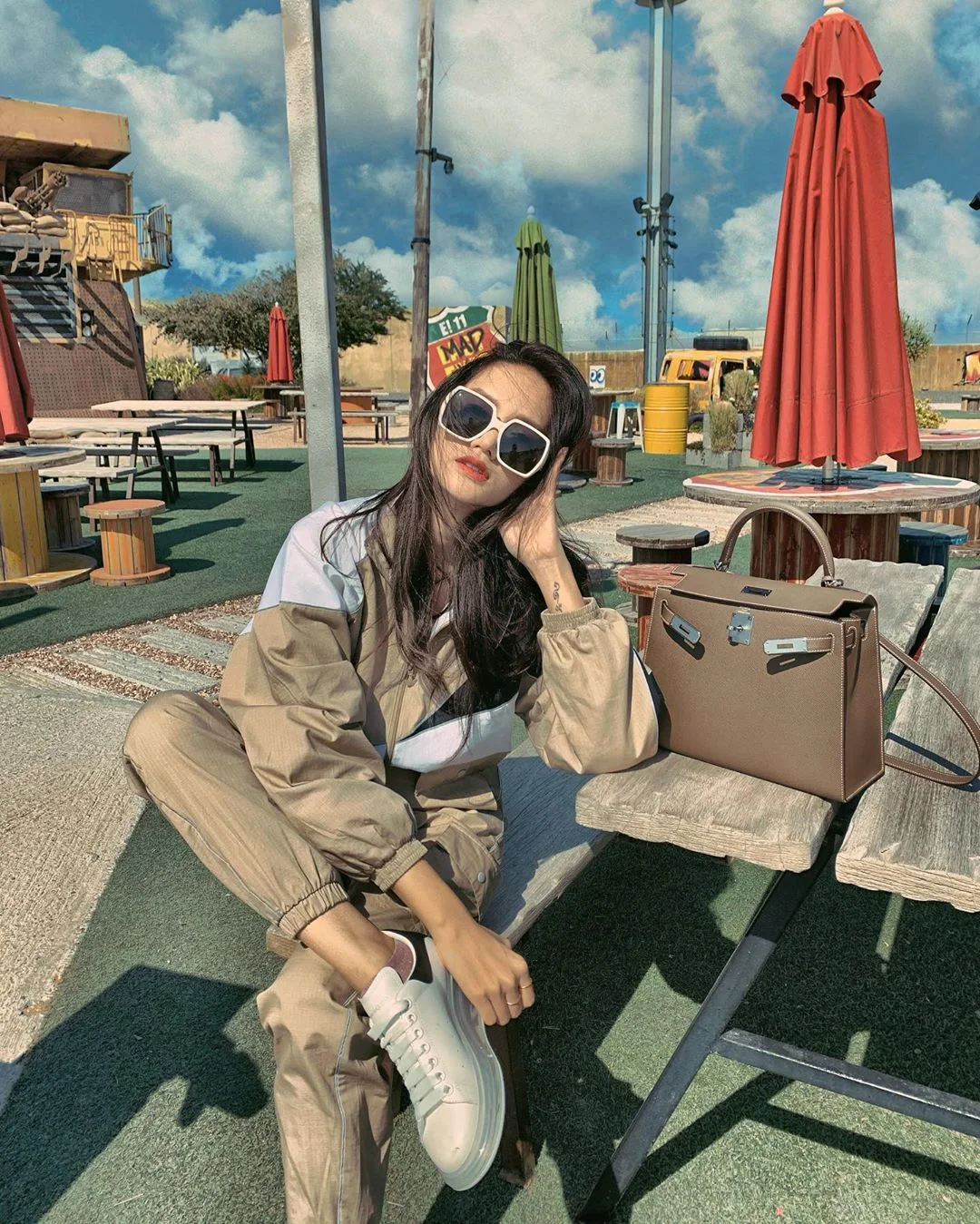 Ảnh gái xinh cute đeo kính tỏa sáng giữa đám đông. Ảnh gái xinh cute đeo kính tỏa sáng giữa đám đông.