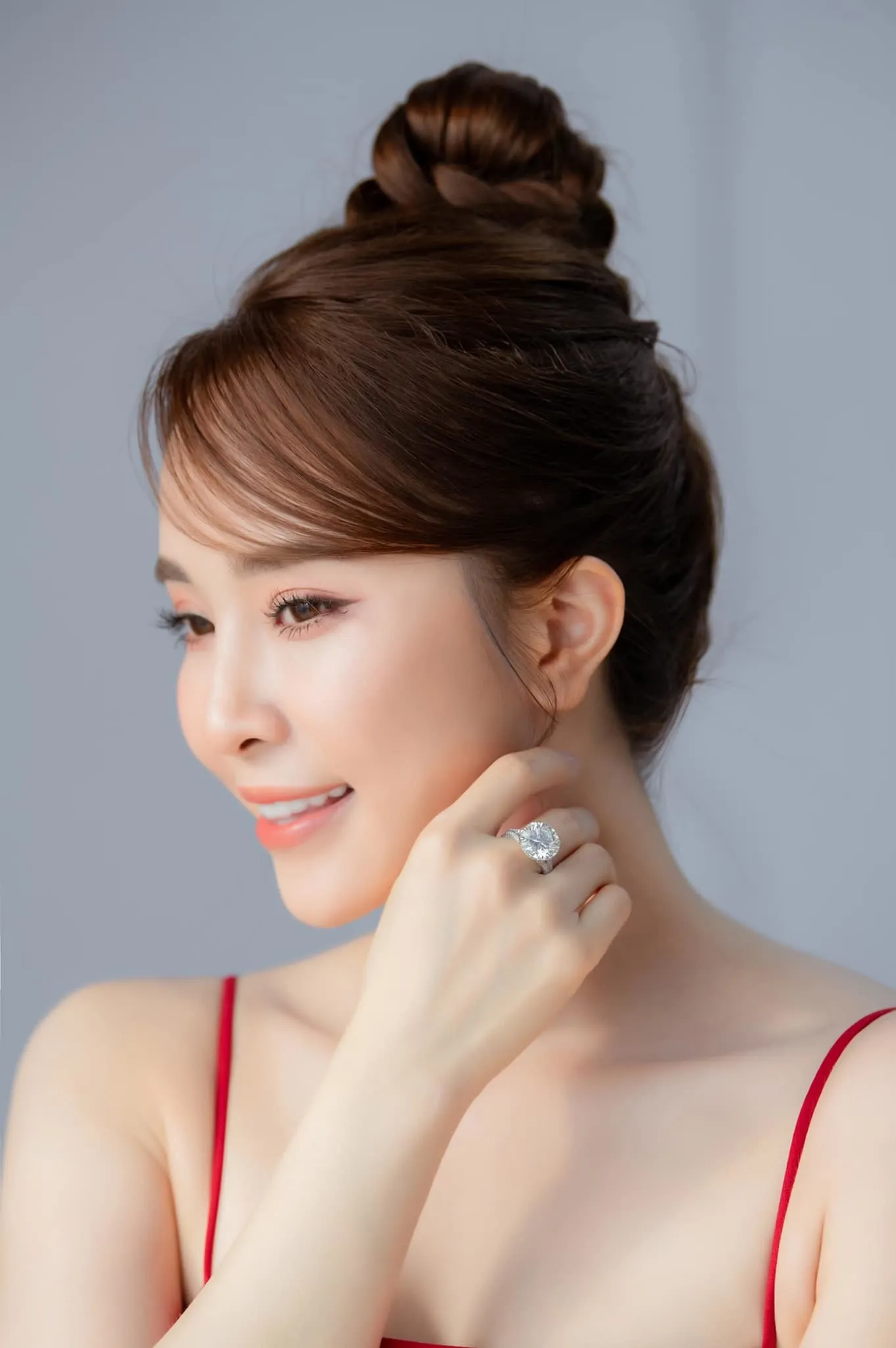 Quỳnh Nga tạo ấn tượng mạnh với thần thái nhẹ nhàng Quỳnh Nga tạo ấn tượng mạnh với thần thái nhẹ nhàng
