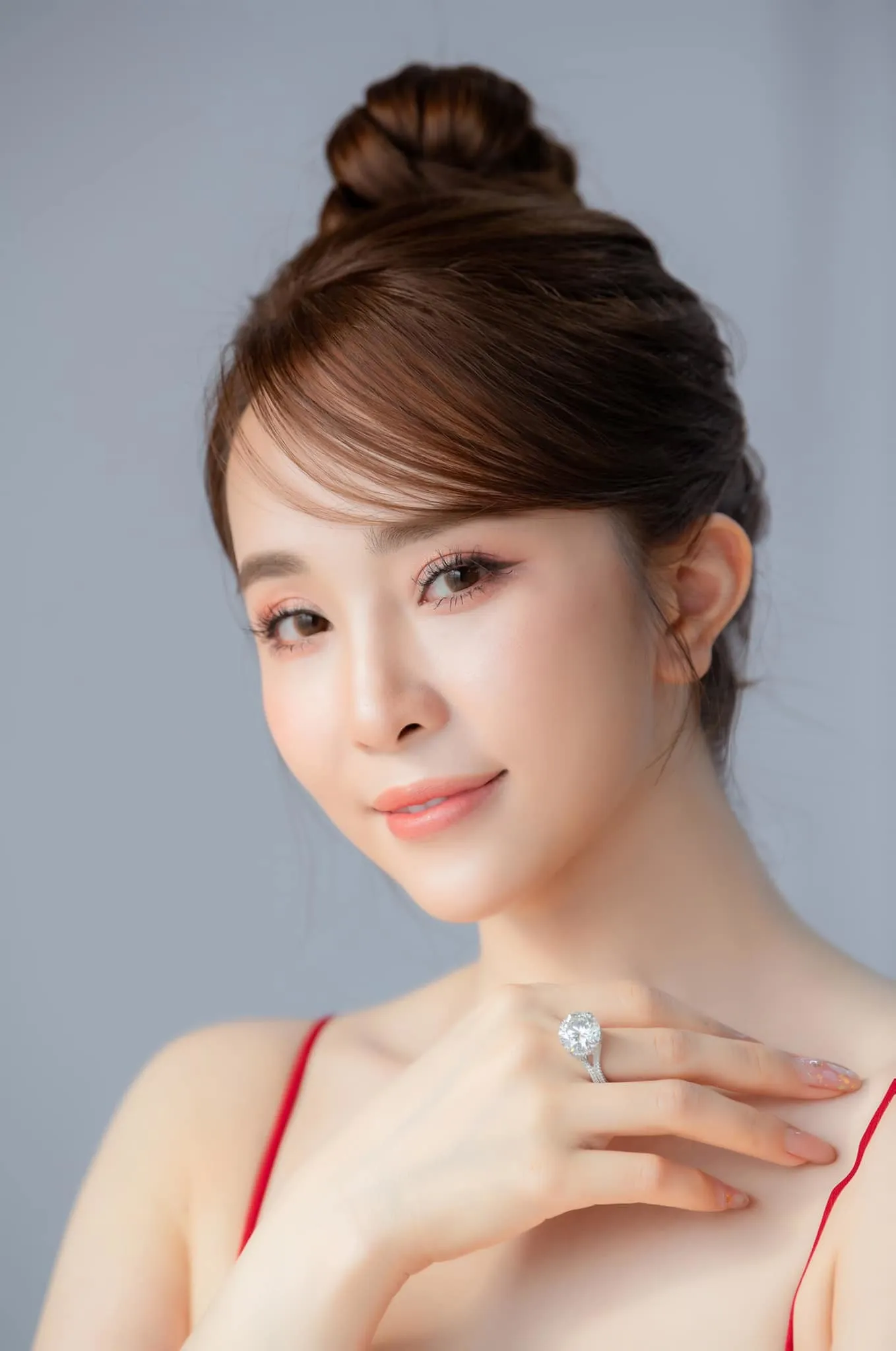 Quỳnh Nga thể hiện nét đẹp quyến rũ và tự tin Quỳnh Nga thể hiện nét đẹp quyến rũ và tự tin