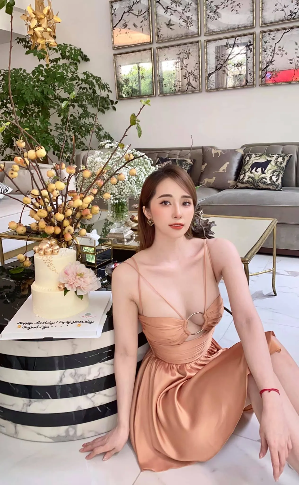 Quỳnh Nga tạo sự cuốn hút qua thần thái nhẹ nhàng Quỳnh Nga tạo sự cuốn hút qua thần thái nhẹ nhàng