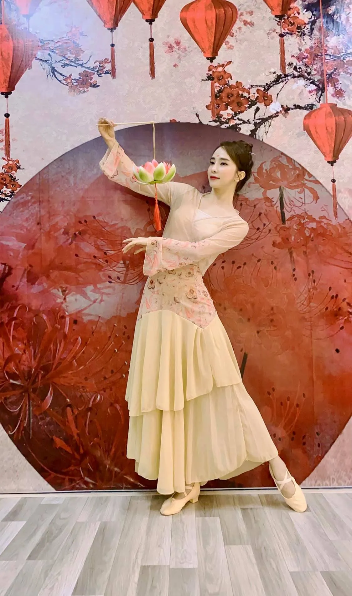 Quỳnh Nga khiến mọi người chú ý với vẻ đẹp dịu dàng Quỳnh Nga khiến mọi người chú ý với vẻ đẹp dịu dàng