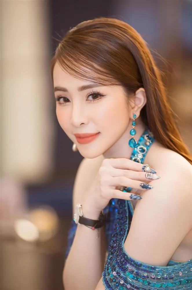 Quỳnh Nga cuốn hút người nhìn qua nụ cười tươi sáng Quỳnh Nga cuốn hút người nhìn qua nụ cười tươi sáng