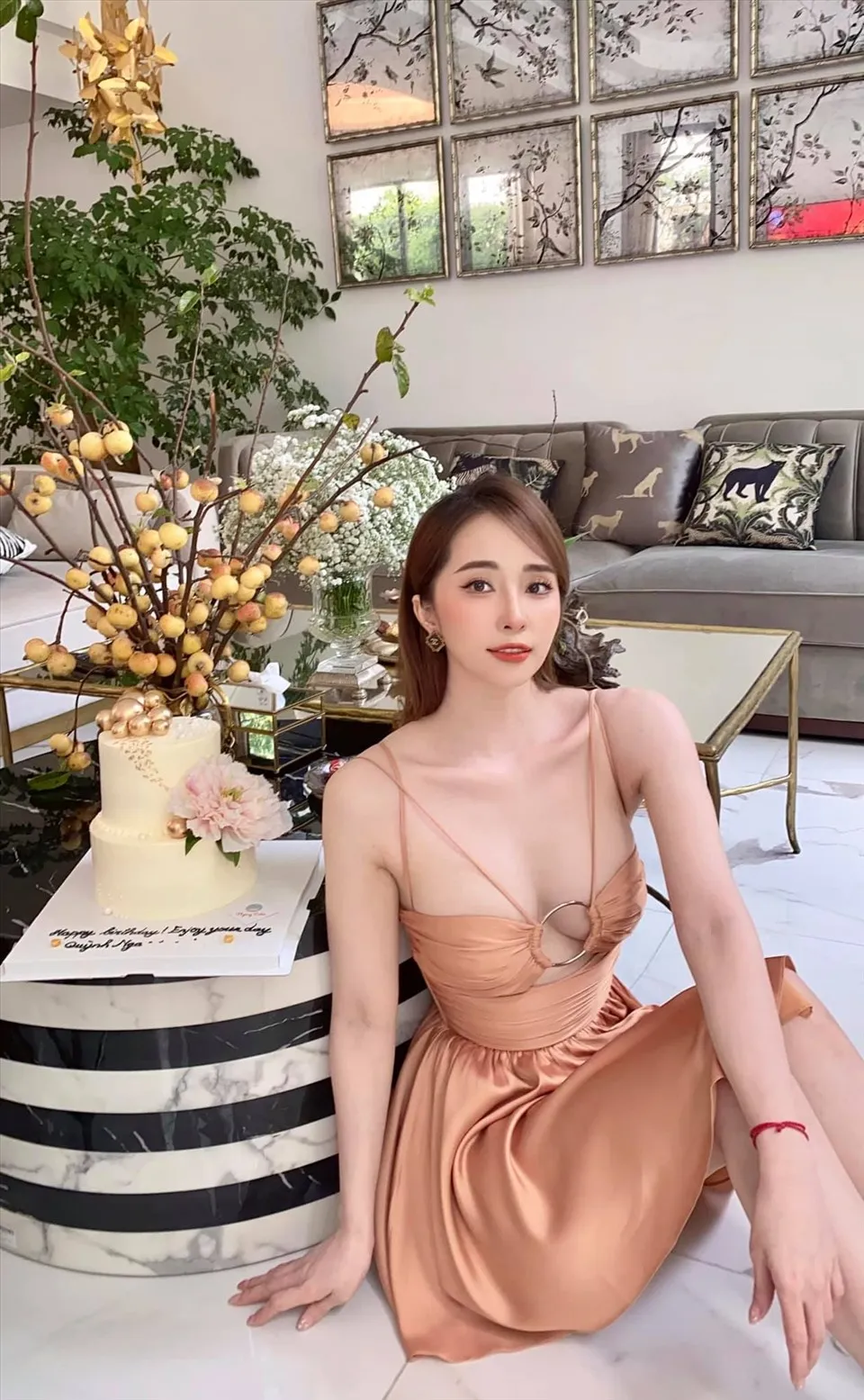 Quỳnh Nga gây ấn tượng mạnh với thần thái tự tin Quỳnh Nga gây ấn tượng mạnh với thần thái tự tin