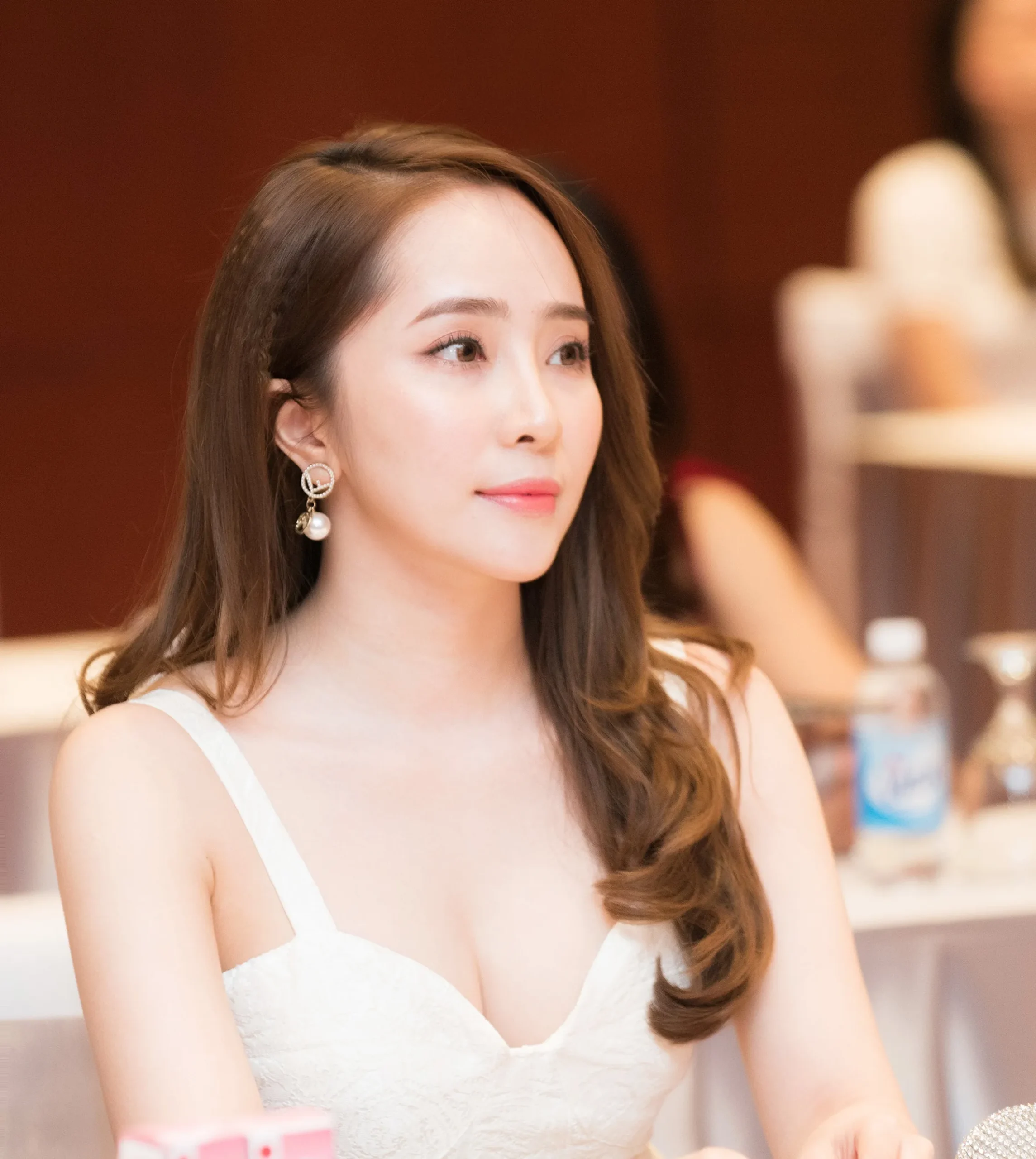 Quỳnh Nga mang đến sự duyên dáng qua ánh mắt Quỳnh Nga mang đến sự duyên dáng qua ánh mắt