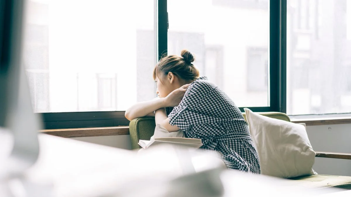 Vẻ đẹp cô gái buồn qua từng hình ảnh đầy cảm xúc. Vẻ đẹp cô gái buồn qua từng hình ảnh đầy cảm xúc.