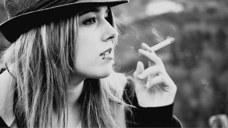Nét buồn cô đơn hiện rõ trong từng biểu cảm của cô gái. Nét buồn cô đơn hiện rõ trong từng biểu cảm của cô gái.