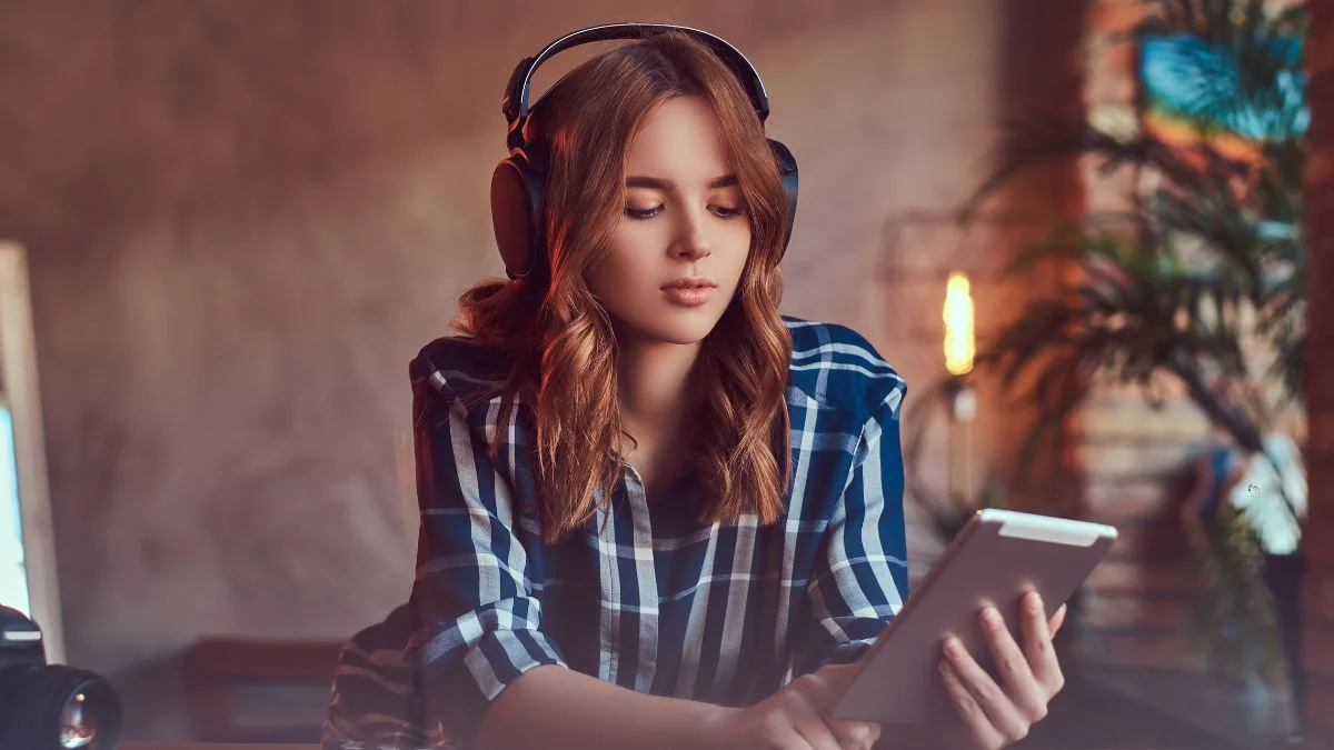Cô gái buồn ngồi bên cửa sổ, ánh mắt đượm buồn khó tả. Cô gái buồn ngồi bên cửa sổ, ánh mắt đượm buồn khó tả.