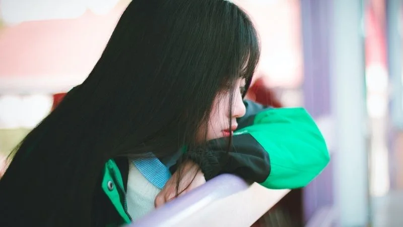 Vẻ đẹp của nỗi buồn qua hình ảnh cô gái ngồi lặng lẽ. Vẻ đẹp của nỗi buồn qua hình ảnh cô gái ngồi lặng lẽ.