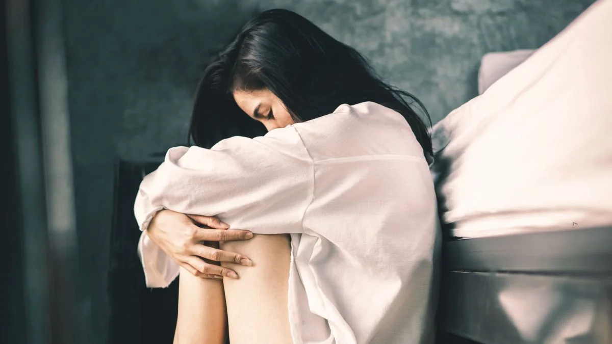 Ánh mắt xa xăm của cô gái buồn, đầy suy tư và hoài niệm. Ánh mắt xa xăm của cô gái buồn, đầy suy tư và hoài niệm.