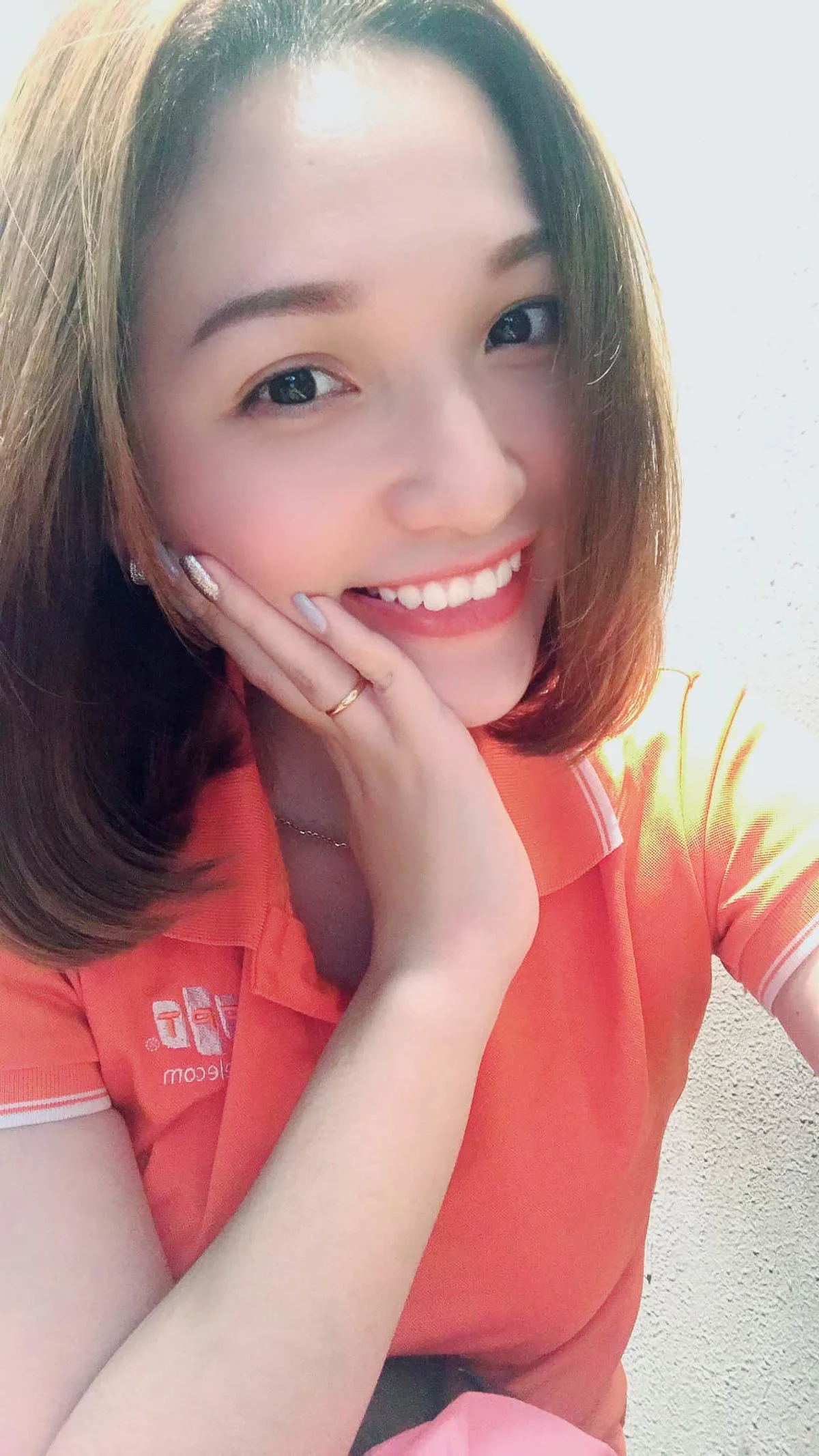 Vẻ đẹp trong ảnh gái xinh cười răng khểnh tự nhiên và cuốn hút. Vẻ đẹp trong ảnh gái xinh cười răng khểnh tự nhiên và cuốn hút.
