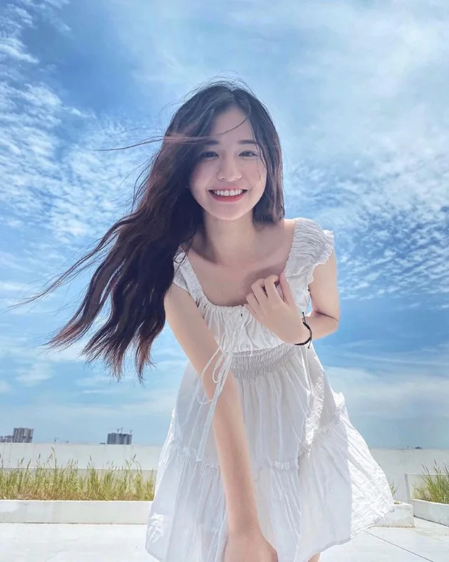 Ảnh gái xinh cười mỉm, vẻ đẹp ngọt ngào và dịu dàng. Ảnh gái xinh cười mỉm, vẻ đẹp ngọt ngào và dịu dàng.