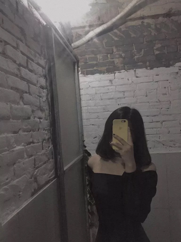 Đôi mắt tinh nghịch của gái cute che mặt đầy dễ thương. Đôi mắt tinh nghịch của gái cute che mặt đầy dễ thương.