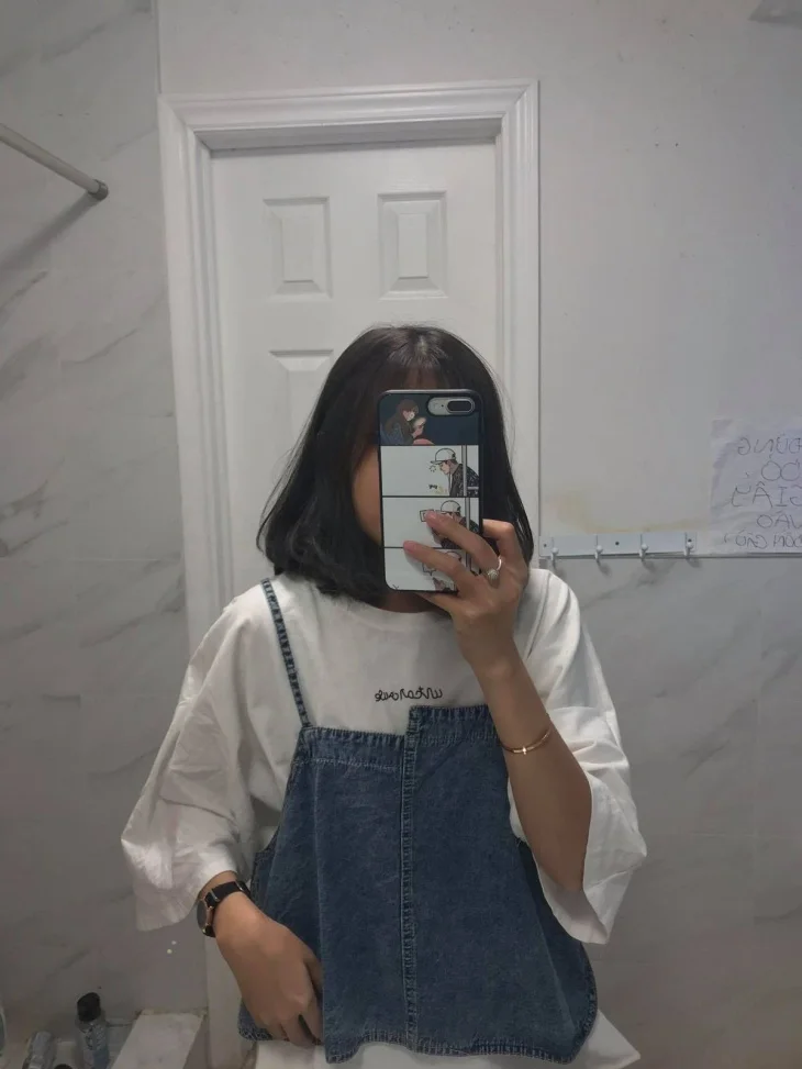 Gái cute che mặt và phong cách ngọt ngào. Gái cute che mặt và phong cách ngọt ngào.