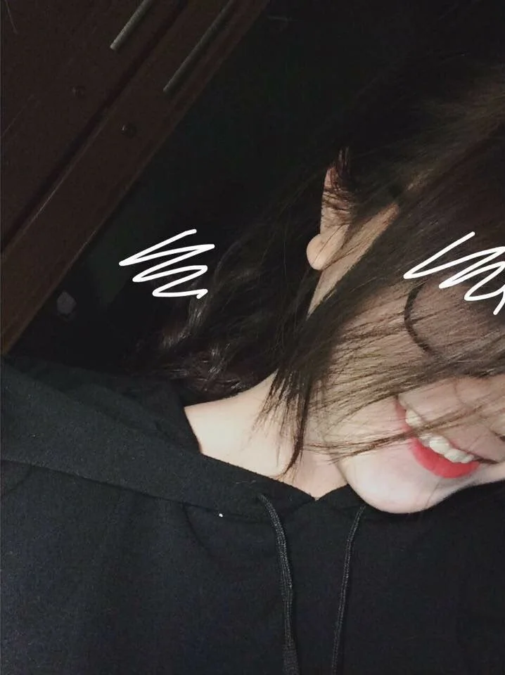 Vẻ dễ thương tinh khôi từ gái cute che mặt. Vẻ dễ thương tinh khôi từ gái cute che mặt.