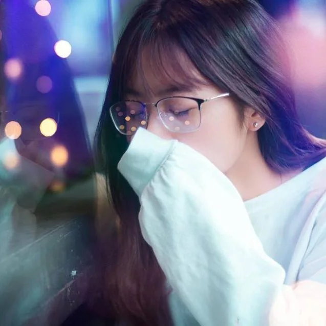 Thần thái ngây thơ của gái cute che mặt. Thần thái ngây thơ của gái cute che mặt.