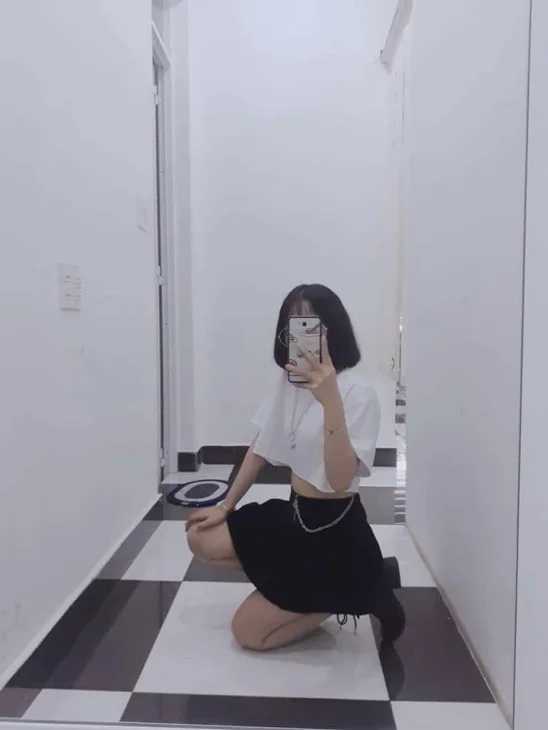 Vẻ đẹp gái xinh che mặt bằng điện thoại hút mắt. Vẻ đẹp gái xinh che mặt bằng điện thoại hút mắt.
