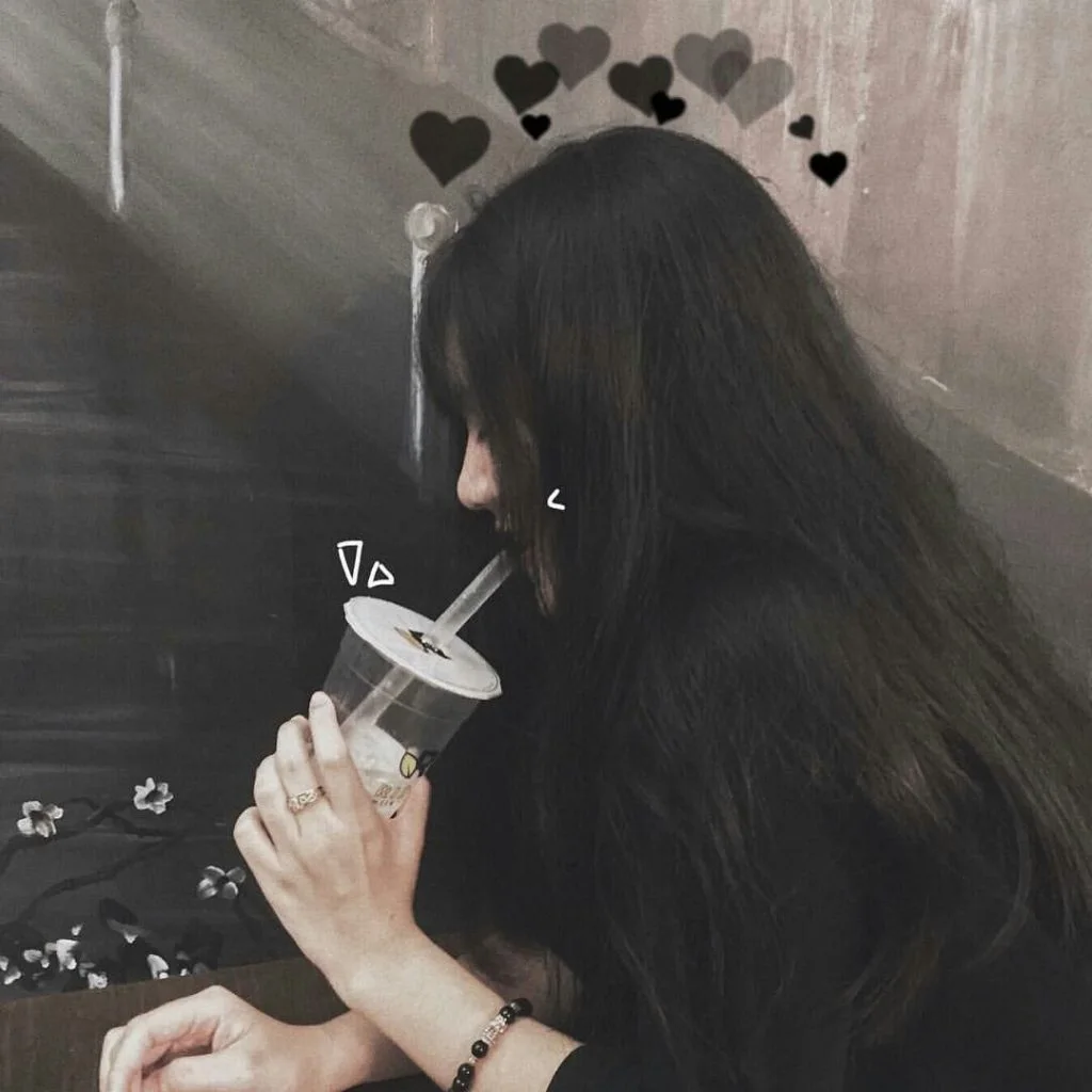 Gái xinh che mặt bằng điện thoại với nét hiện đại. Gái xinh che mặt bằng điện thoại với nét hiện đại.