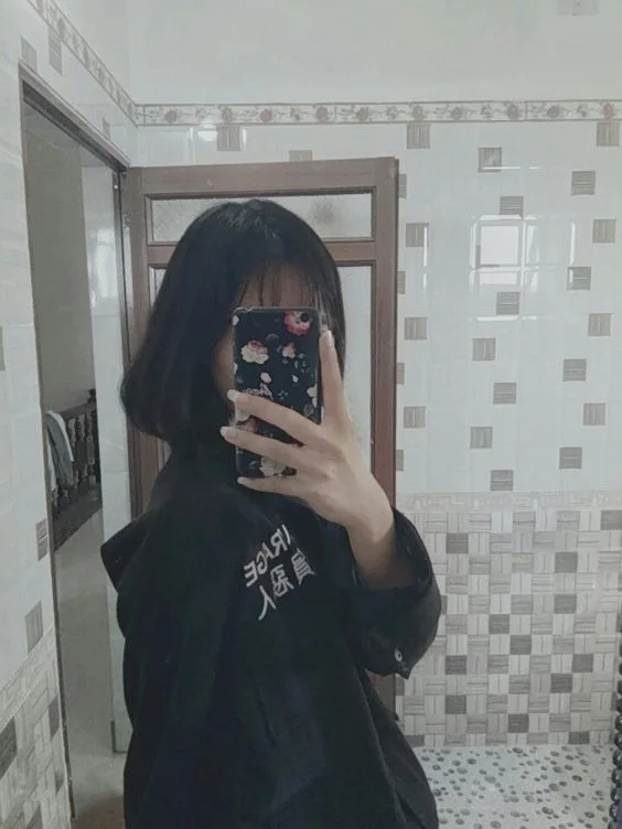 Gái xinh che mặt tóc dài với phong cách cuốn hút. Gái xinh che mặt tóc dài với phong cách cuốn hút.