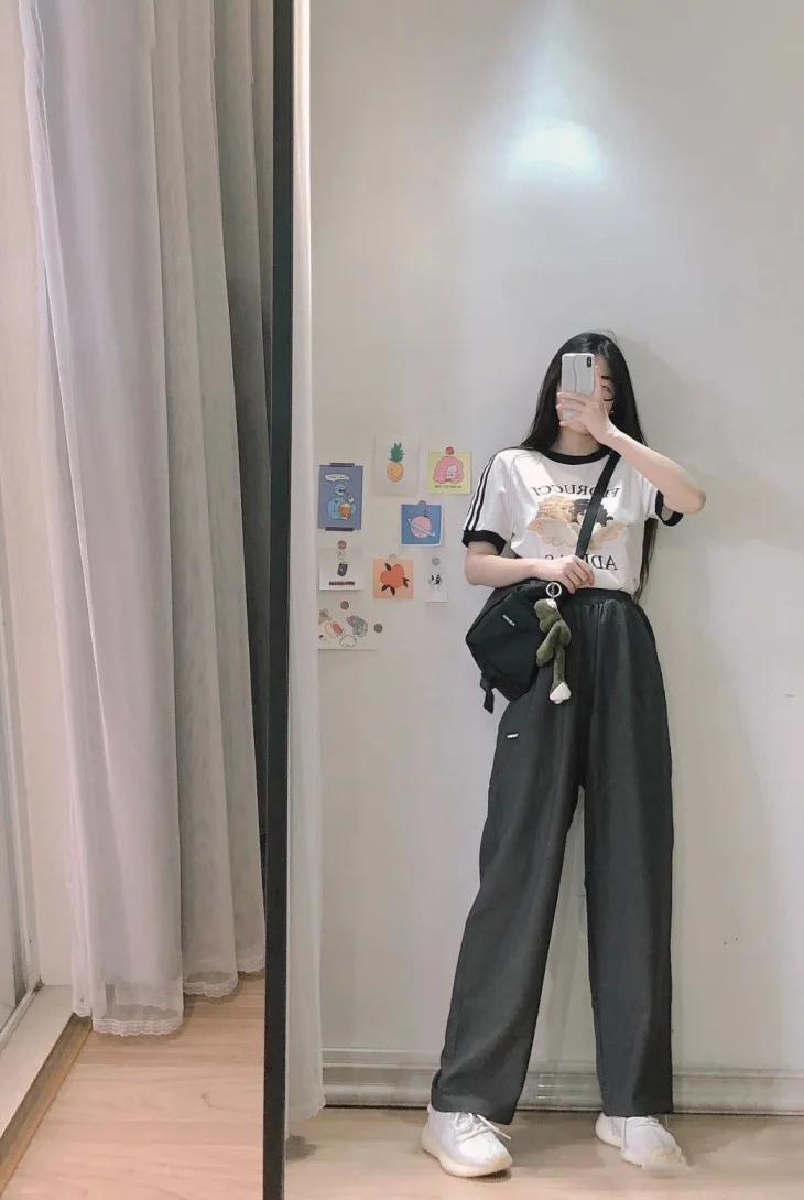 Vẻ đẹp nhẹ nhàng từ gái xinh che mặt tóc dài. Vẻ đẹp nhẹ nhàng từ gái xinh che mặt tóc dài.