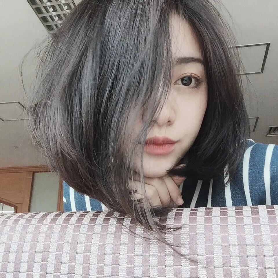 Mái tóc dài bồng bềnh của gái xinh che mặt. Mái tóc dài bồng bềnh của gái xinh che mặt.